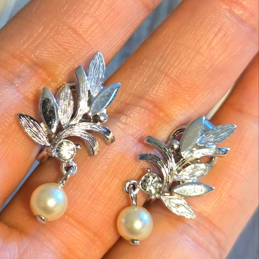Avon Silvertone Cream Leaf Cippon Earrings with Pearl Drop